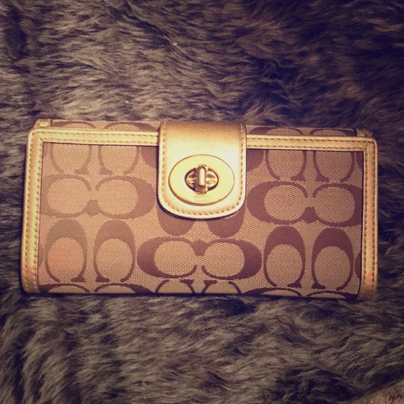 Barely Used Authentic COACH Wallet - Picture 1 of 5